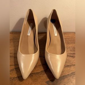 NEW Diane Von Furstenberg OLEE Nude Leather Pumps 7.5  Heels Beige Shoes